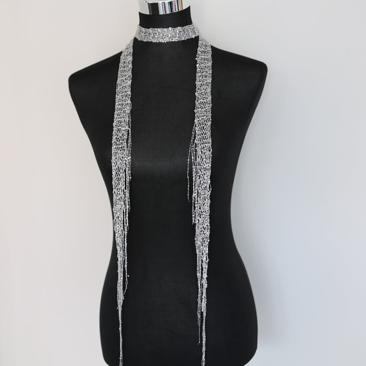 Handgestrickter Pailletten-Schal „Shimmer“ – Silber | Schmuckschal