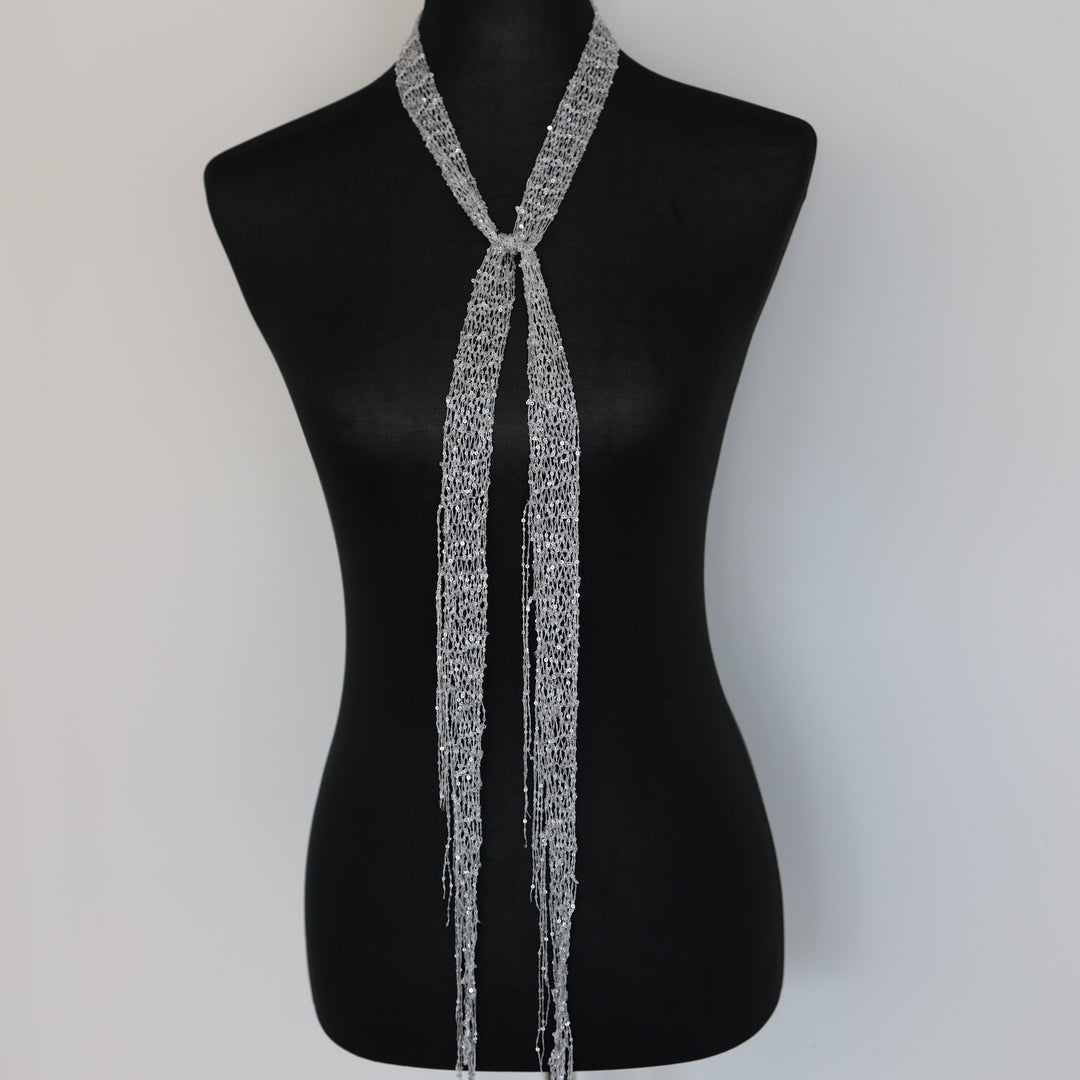 Handgestrickter Pailletten-Schal „Shimmer“ – Silber | Schmuckschal