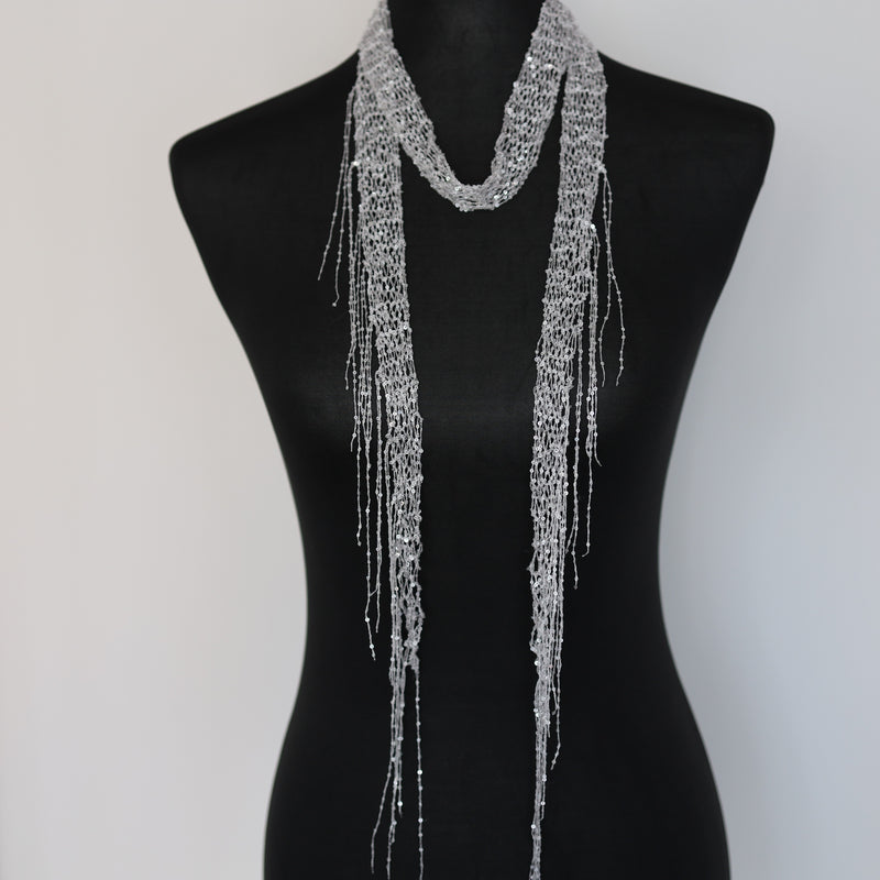 Handgestrickter Pailletten-Schal „Shimmer“ – Silber | Schmuckschal