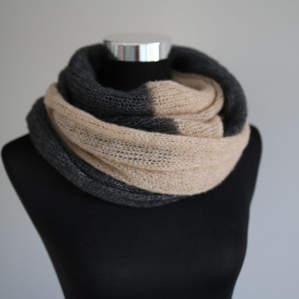 Zweifarbiges handgestricktes Dreieckstuch aus Baby - Alpaka, Seide &amp; Kaschmir – Beige/Anthrazit - BaryWoll