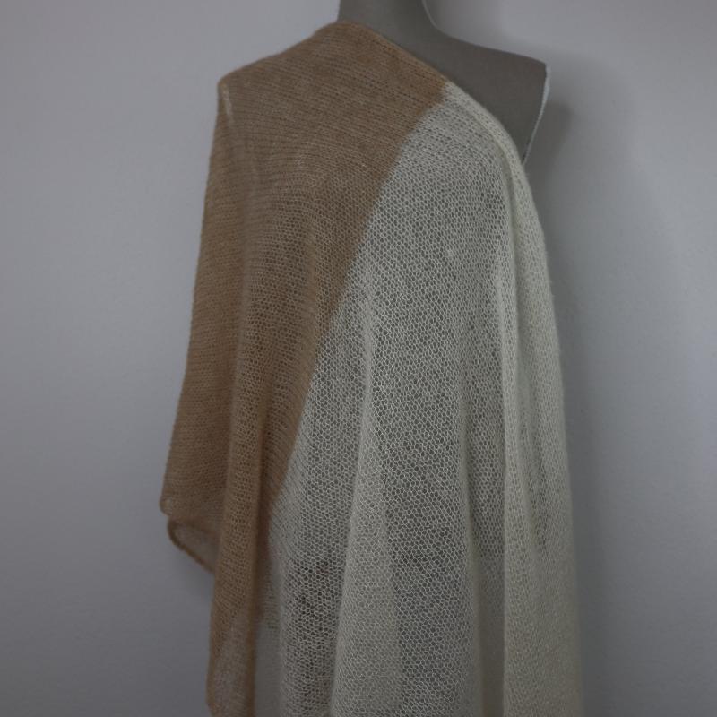 Elegantes handgestricktes Dreieckstuch aus Baby-Alpaka, Seide & Kaschmir – Beige/Naturweiß