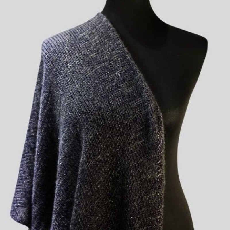 Elegantes handgestricktes Dreieckstuch aus Alpaka, Seide & Kaschmir – Grafit & Dunkelblau