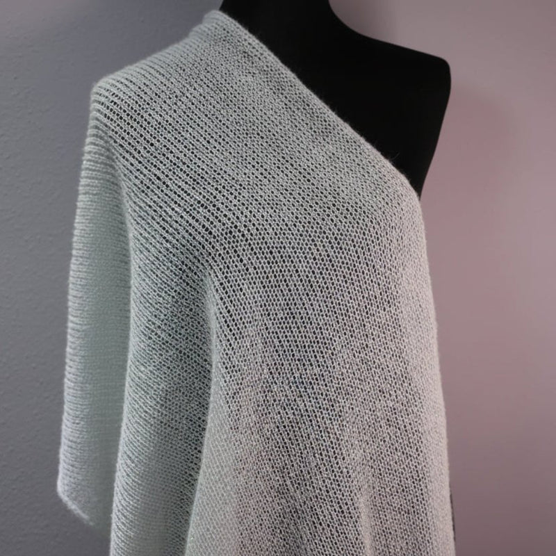 Elegantes handgestricktes Dreieckstuch aus Alpaka, Seide, Kaschmir – Weiß-Blau