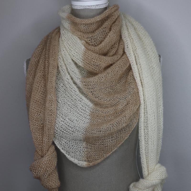 Elegantes handgestricktes Dreieckstuch aus Baby - Alpaka, Seide & Kaschmir – Beige/Naturweiß - BaryWoll