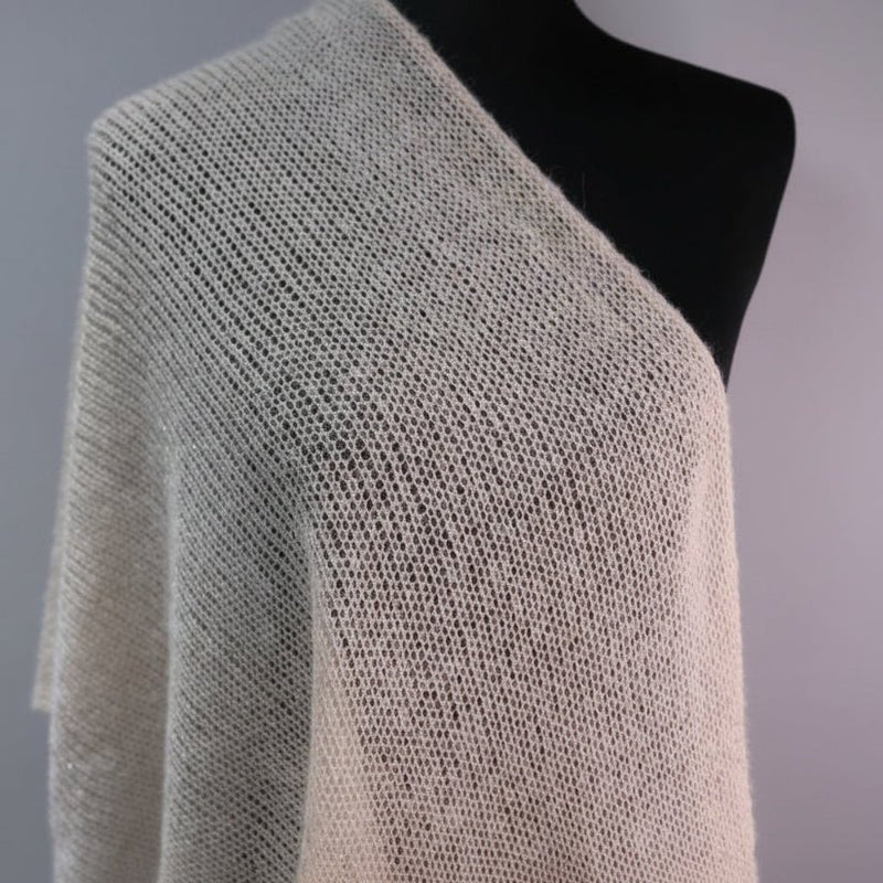 Handgestricktes Dreieckstuch aus Alpaka, Seide und Kaschmir Weiß-Rose