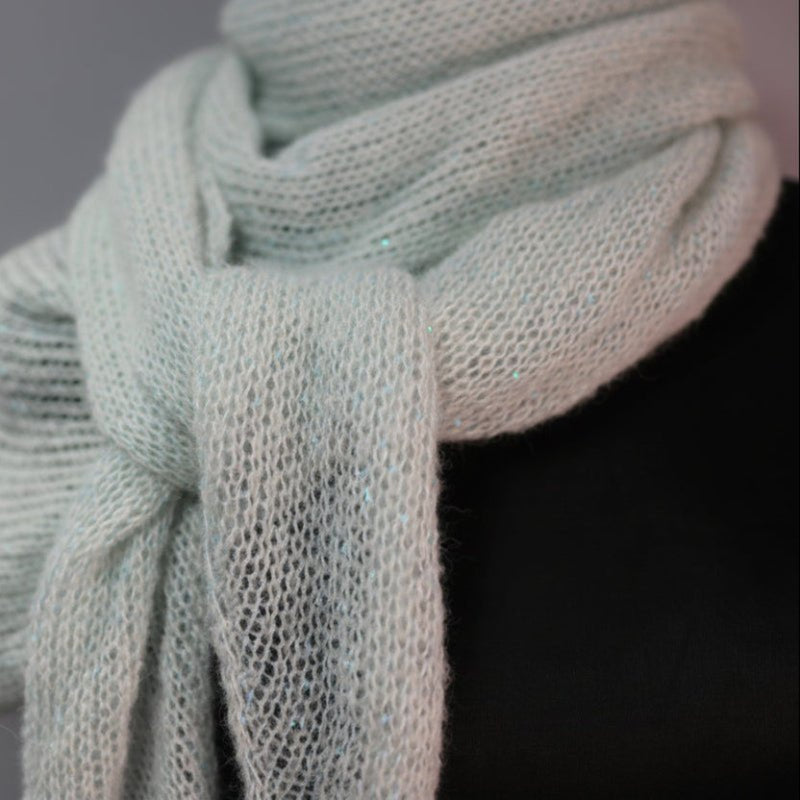 Elegantes handgestricktes Dreieckstuch aus Alpaka, Seide & Kaschmir – Weiß - Blau - BaryWoll