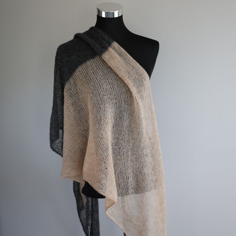 Zweifarbiges handgestricktes Dreieckstuch aus Baby-Alpaka, Seide &amp; Kaschmir – Beige/Anthrazit