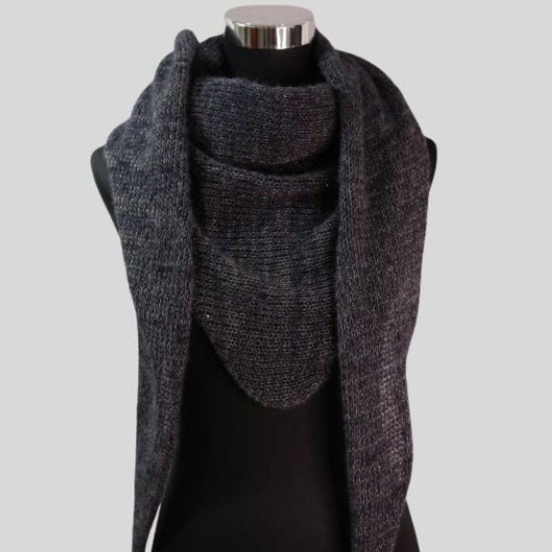 Elegantes handgestricktes Dreieckstuch aus Alpaka, Seide & Kaschmir – Grafit & Dunkelblau - BaryWoll