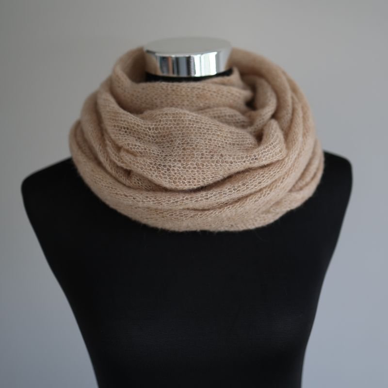 Edles handgestricktes Dreieckstuch aus Baby - Alpaka, Seide & Kaschmir – Beige - BaryWoll