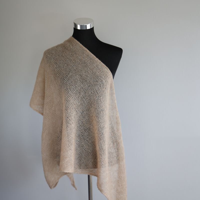 Edles handgestricktes Dreieckstuch aus Baby-Alpaka, Seide & Kaschmir – Beige